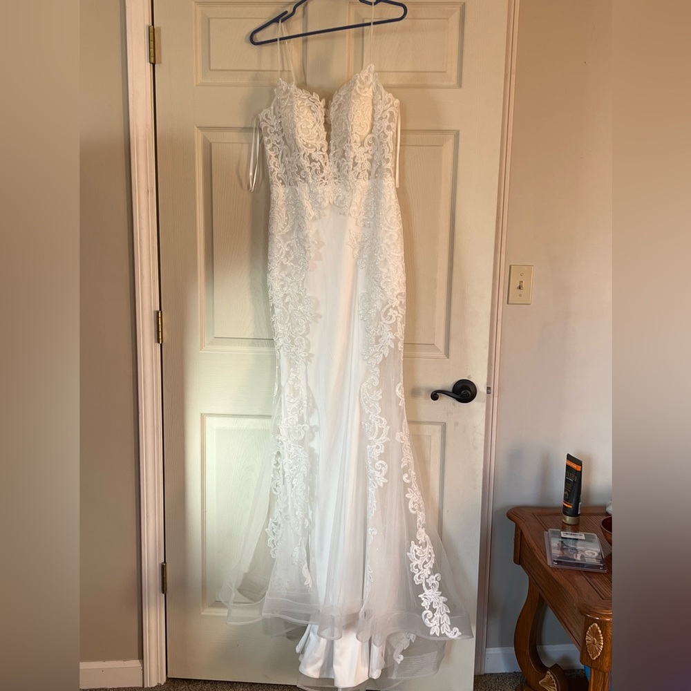 Size 12 Mermaid style off white wedding dress. Never worn.